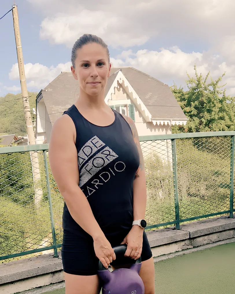Marine M., coach sportive à A Ton Sport, kettlebell en main sur la terrasse d'entraînement.