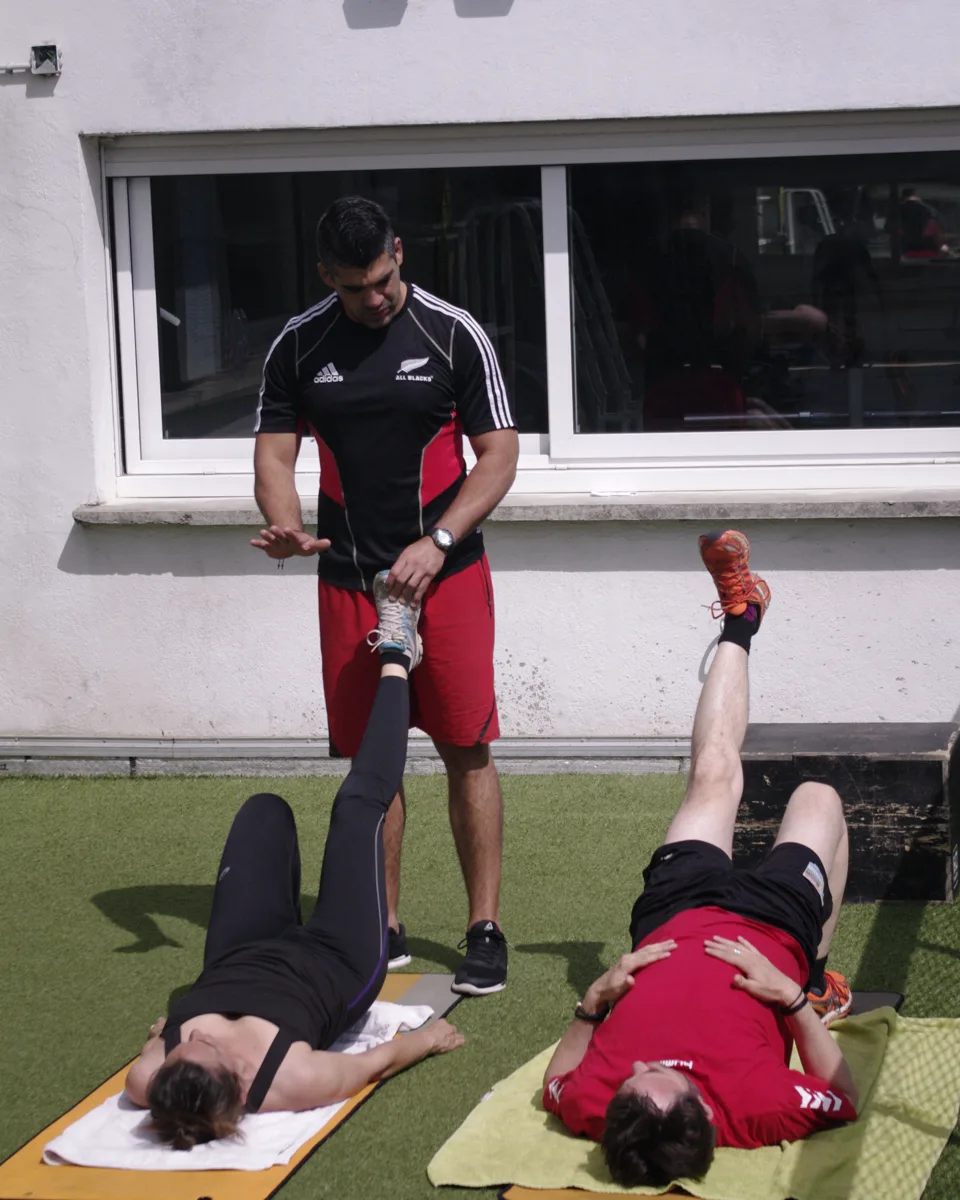 Étirements assistés avec Anibal.