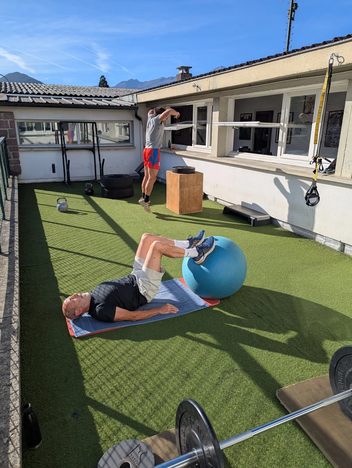 Plusieurs adhérents s'entraînent en même temps sur la terrasse.