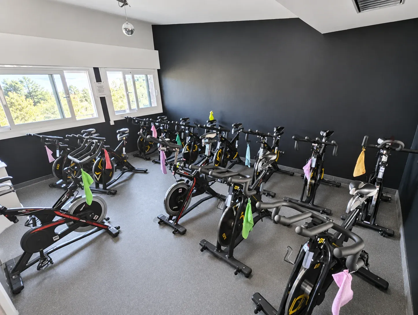 La salle de biking équipée pour les cours collectifs.