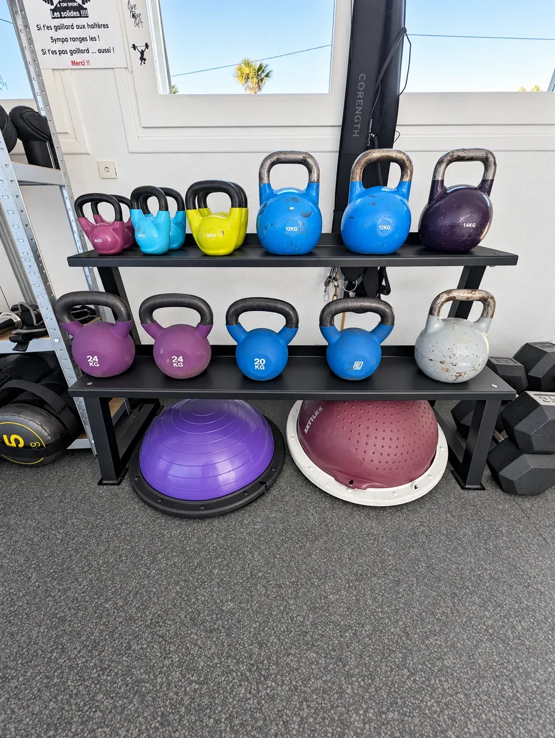Kettlebells de toutes les charges et demi-ballons d'équilibre.