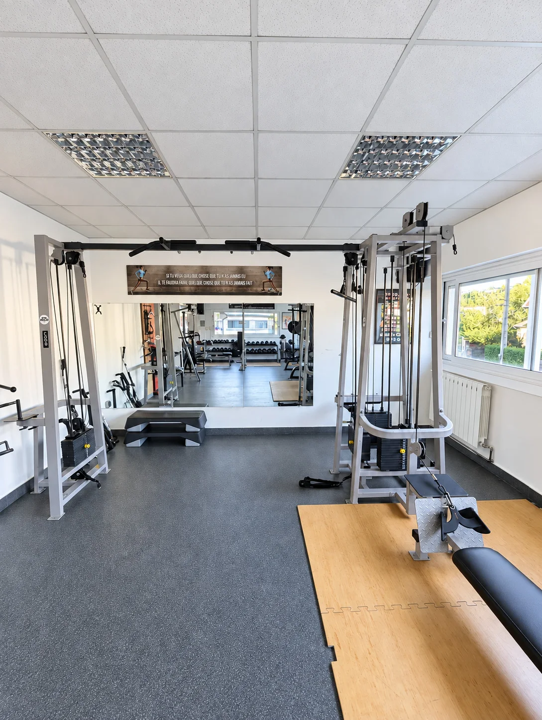 Le plateau de musculation et ses machines guidées.